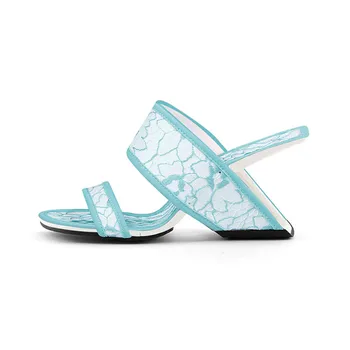 2023Новые слайды Светло-голубой кружевной дизайн Ткань Пляжные тапочки Странная резьба Высокие каблуки Летняя обувь с двойным ремешком Женщина Sapatos